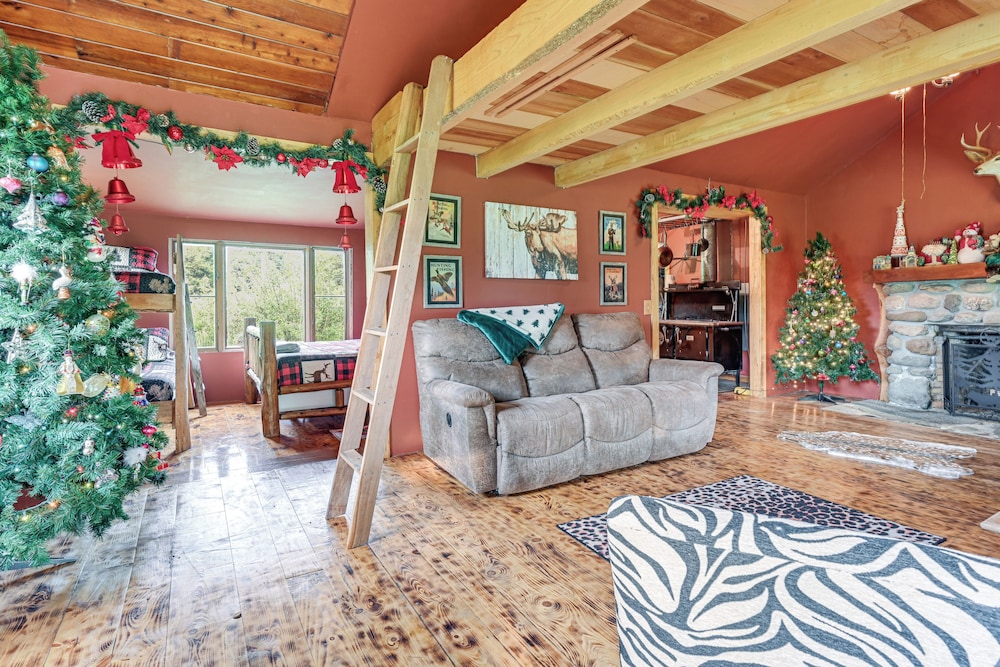 5-acre Kingston Getaway: Pond, Peacocks & Fire Pit