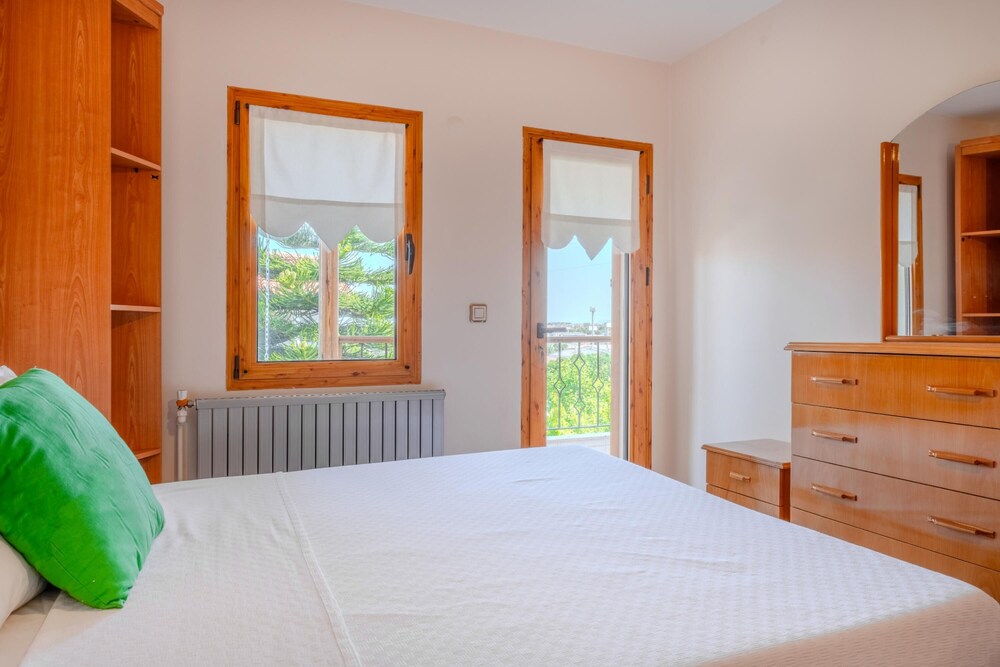 Spacious Villa With Garden 3 min to Beach view 4