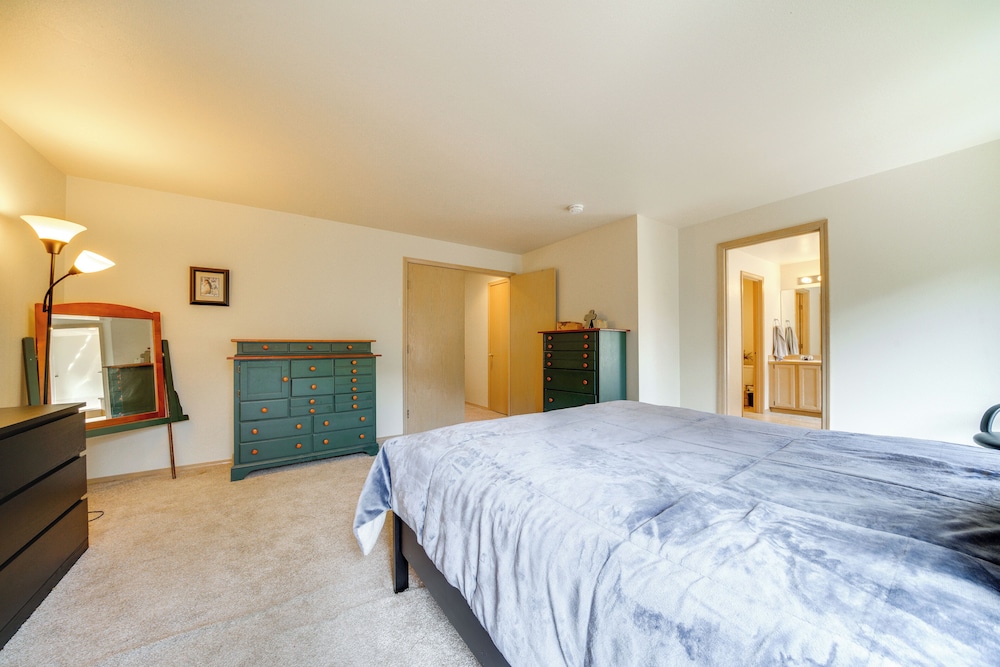 Walk to Hiking Trails: Renton Home w/ Fenced Yard!