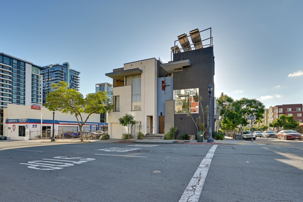 Rooftop w/ Views: Modern Little Italy Townhome view 4