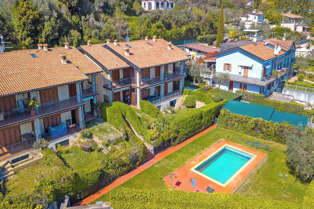 Julia's House With Lakeview and shared pool