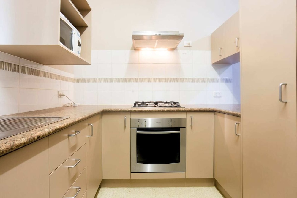 Pet Friendly 2BR APT With Balcony in East Vic Park