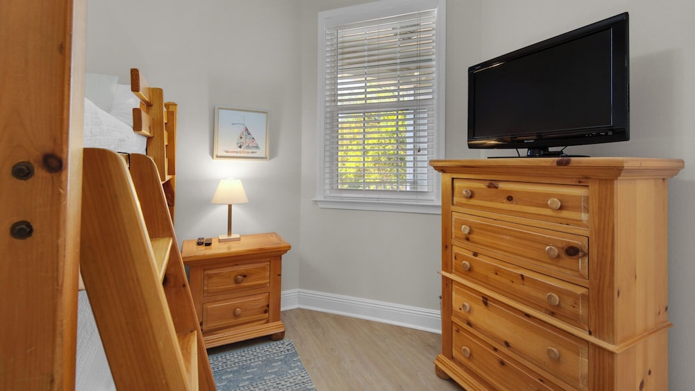 3br/2ba, Sleeps 6, BBQ Grill, Pool, Beach Access + Free Attraction Tickets!