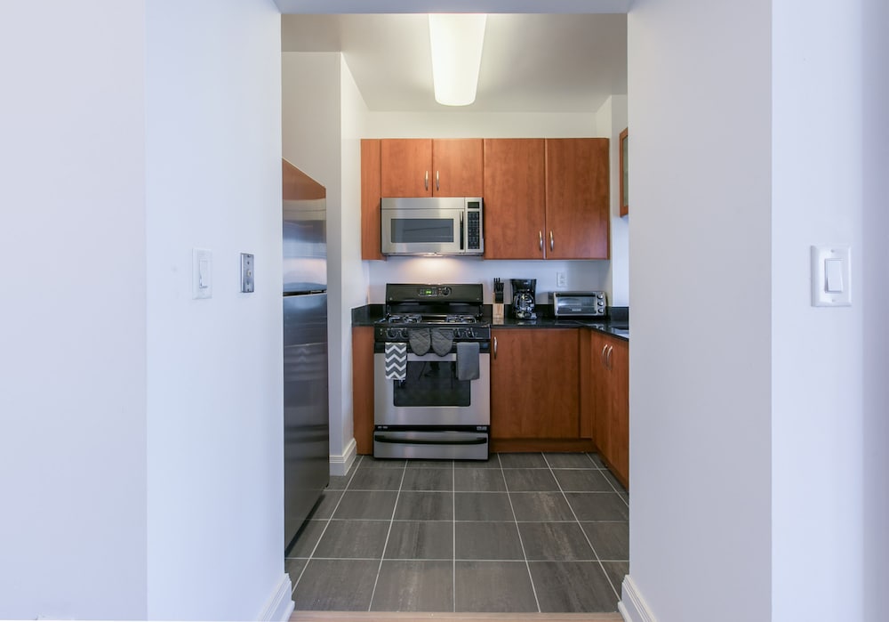 Bright 2 Bedrooms 2 Bathrooms Unit With Balcony