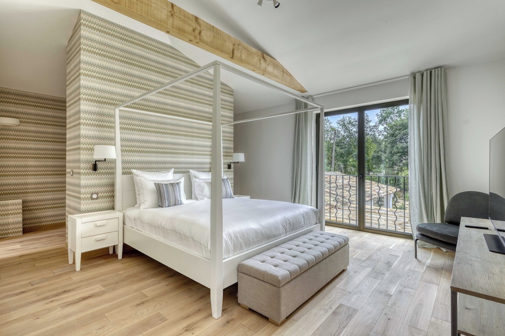 Luxurious Villa Facing the Baie des Canebiers view 5