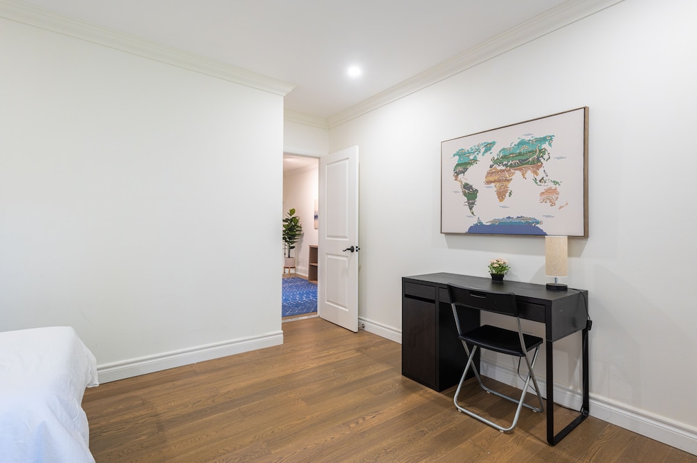 Cheerful 3 bedroom w/ indoor fireplace in Toronto - 02 free parking - Image 5