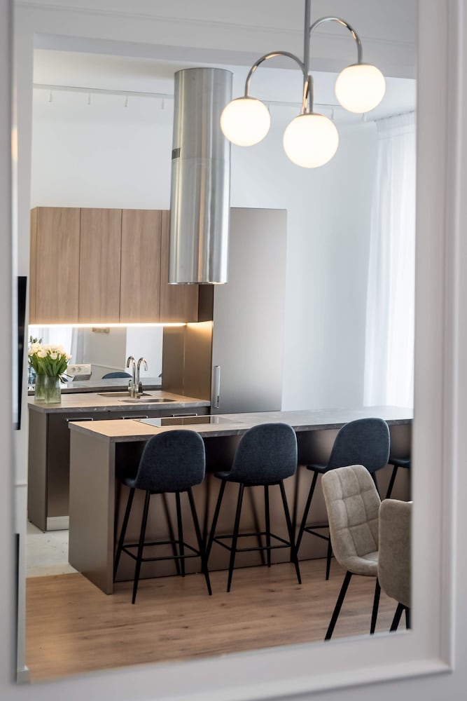 Contemporary Aparthotel 2-BR Flats Near Old Town, Quiet & Serene