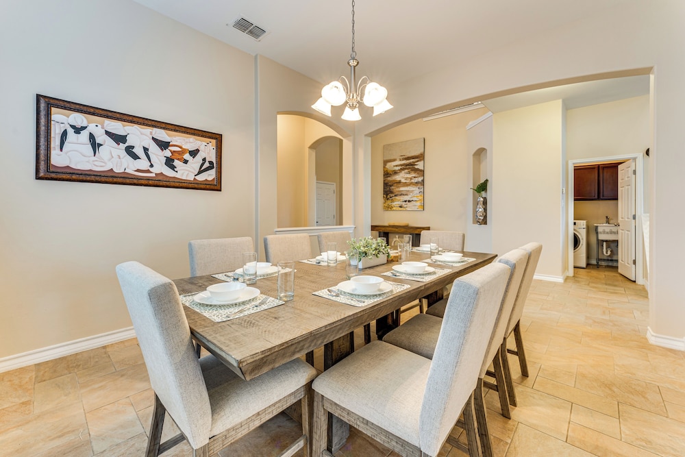 7 Mi to Lake Casa Blanca: Laredo Family Home!