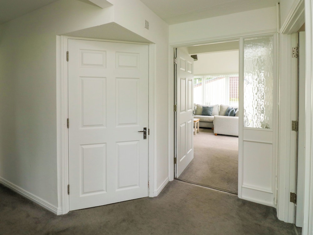 Harcombe House Bungalow 11