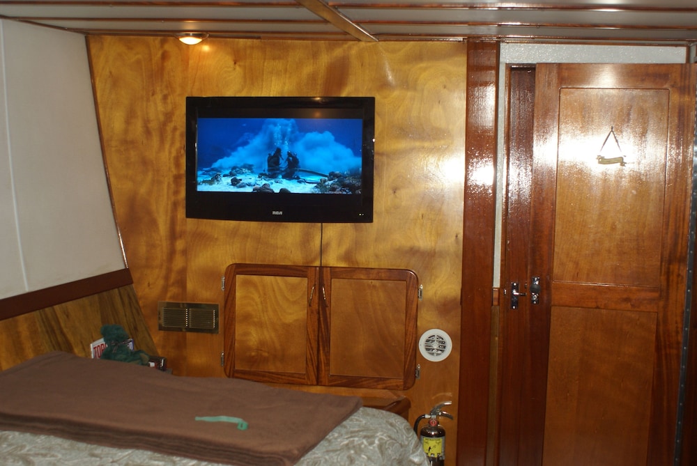 Making Waves Boatel - Image 4