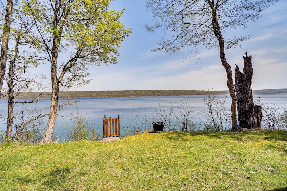 < 1 Mi to State Park: Trumansburg Cottage w/ Deck!
