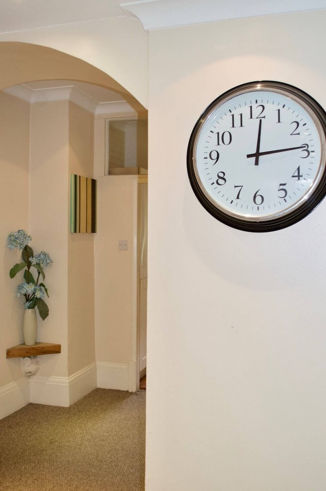 Stunning 3 Bedroom City Centre Home view 4