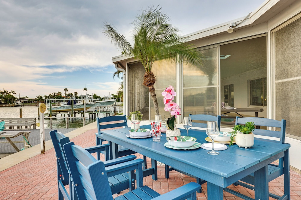 Faros Apartments