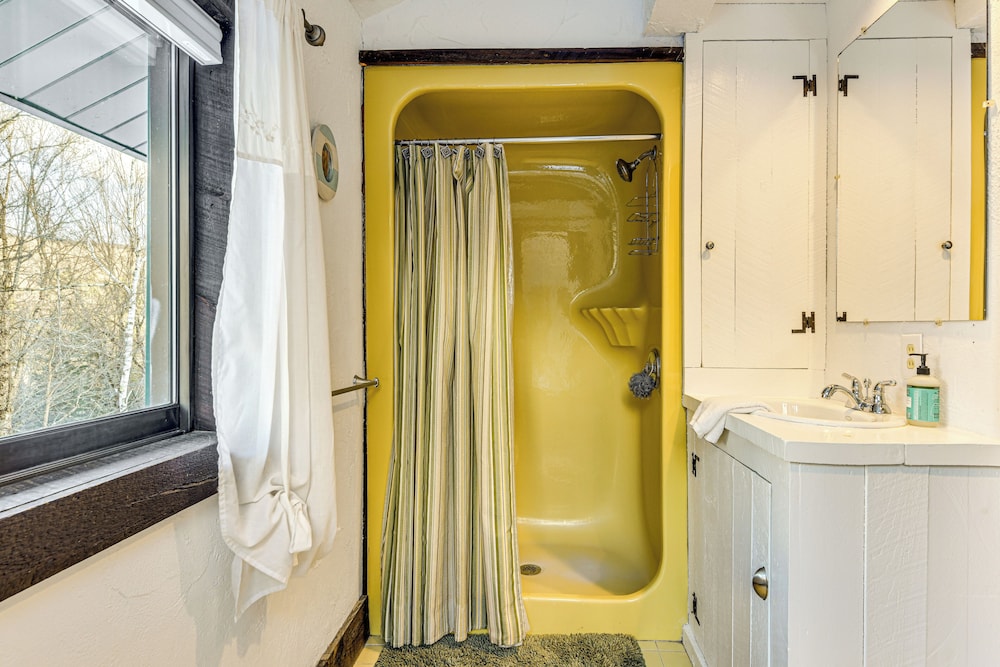11 Mi to Sugarbush: Eclectic Ski House w/ Hot Tub!