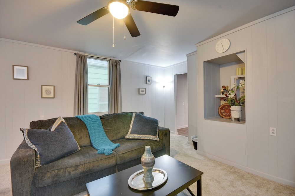 2 Mi to Historic District: Cozy Home in Quincy!