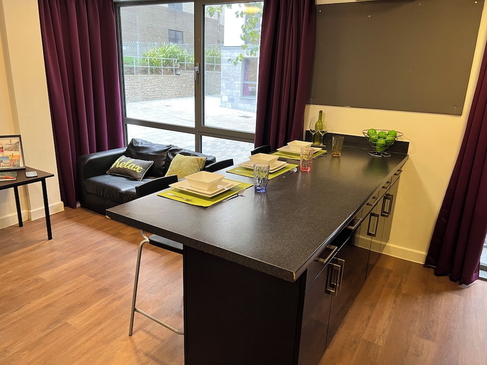 8 Bed Apartment @ Astor House by Pureserviced
