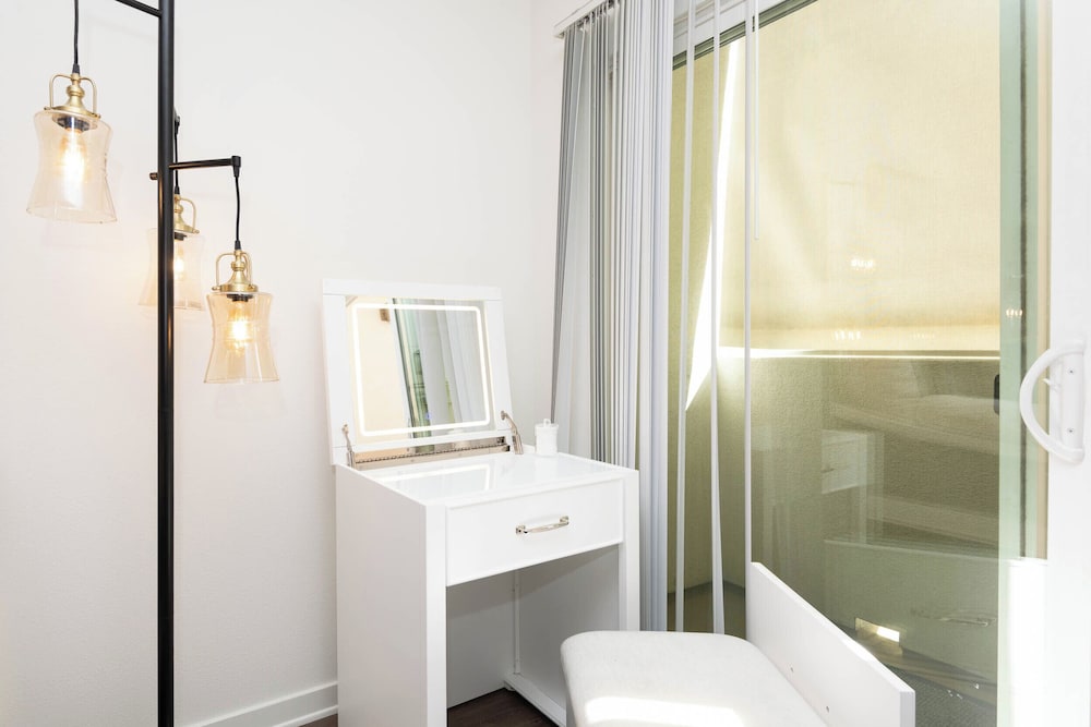 Hollywood Apartment Near Walk of Fame
