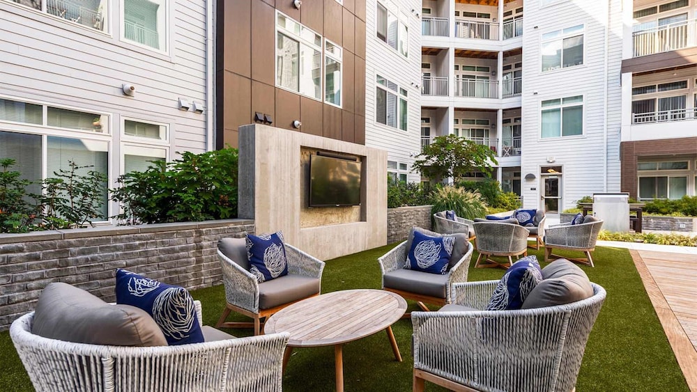 Global Luxury Suites at Reston - Property Image 15