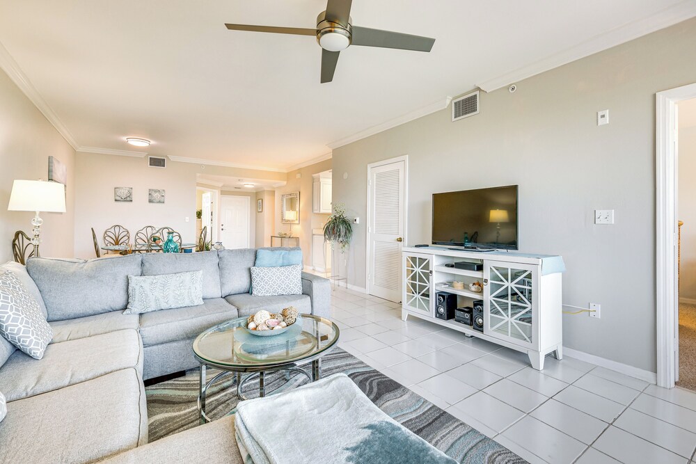 Sleek Naples Condo w/ Balcony: Snowbirds Welcome!