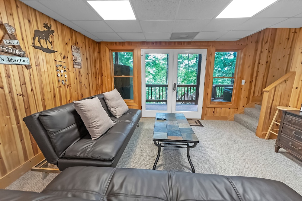 Mountain Getaway With Hot Tub & Game Room 4 Bedroom Cabin