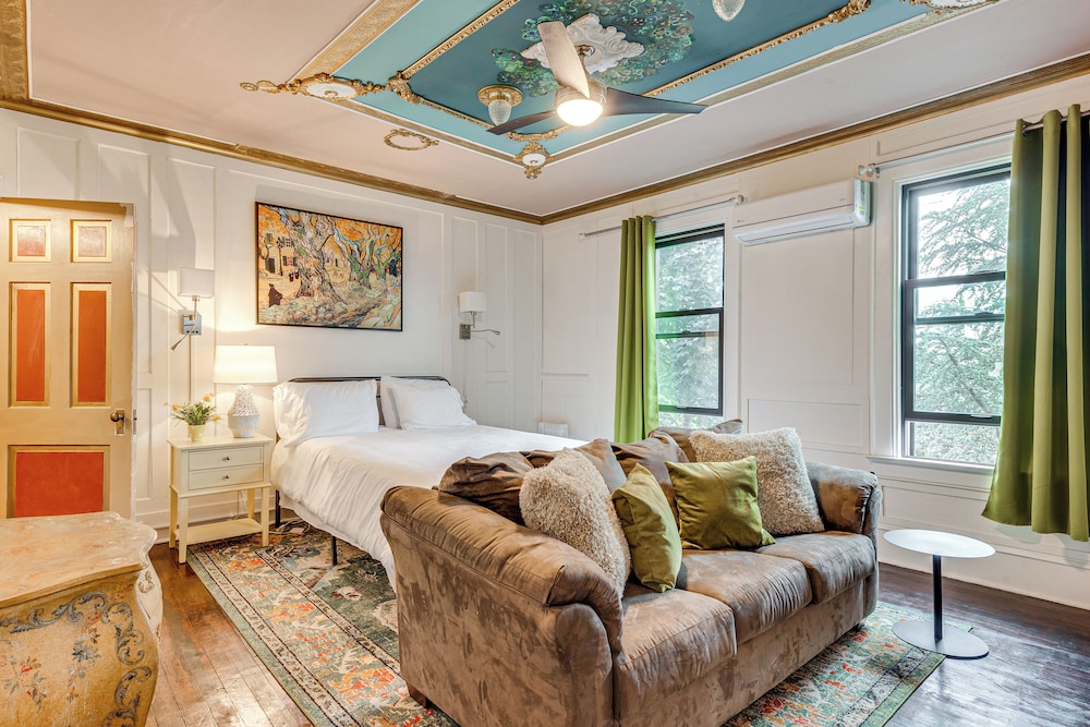 Near Downtown Scranton: Getaway w/ Patio