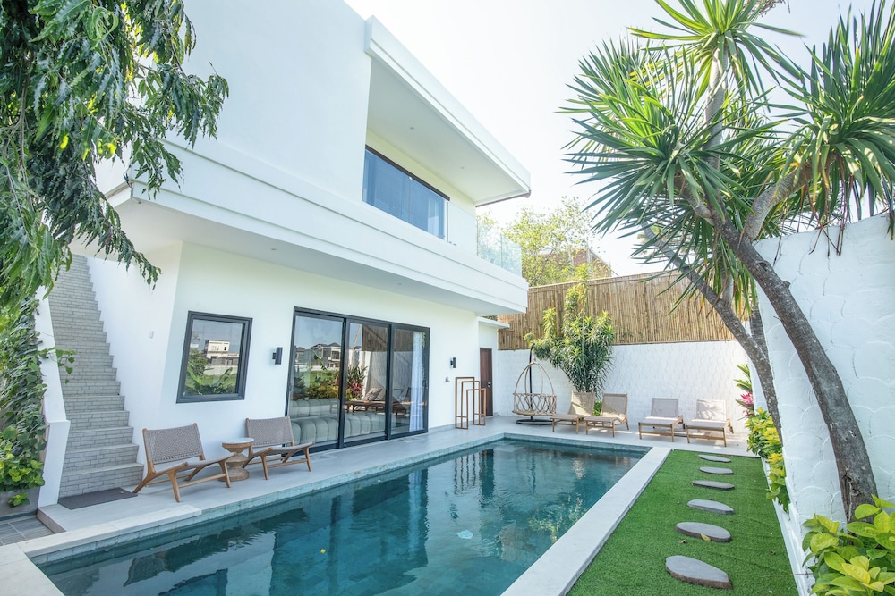 4 Bd Seminyak Retreat, Rice Fields 4 Mins to Beach