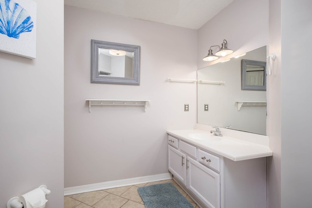 Seaside Haven: Stylish Condo, 3 Pools New Rental