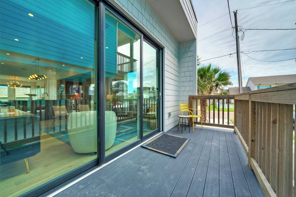 Sleeps 20 2 Modern Homes w/ Private Pool, Deck+patio 3-min Walk to the Beach