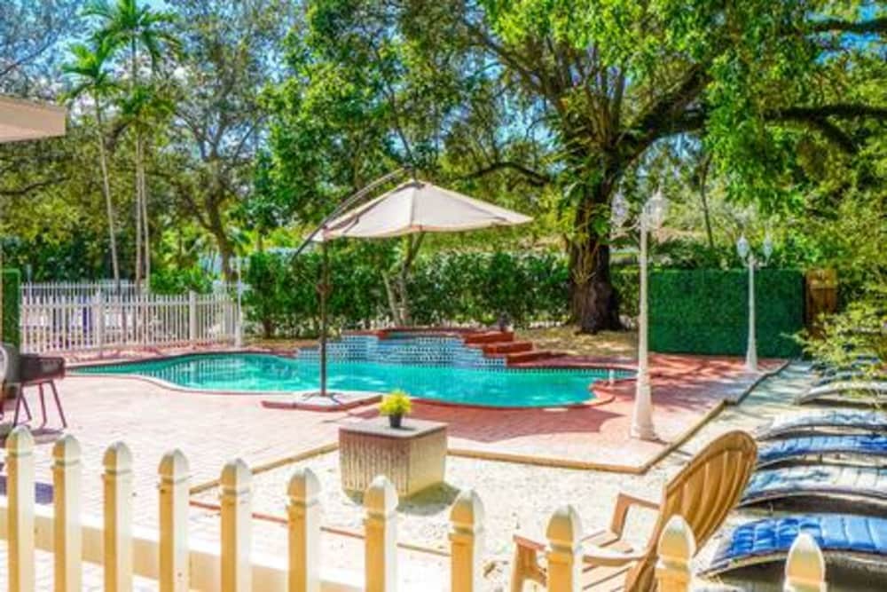 2710 Heated Pool 7 Beds 5 Baths Sleep 15 Park 4 Car