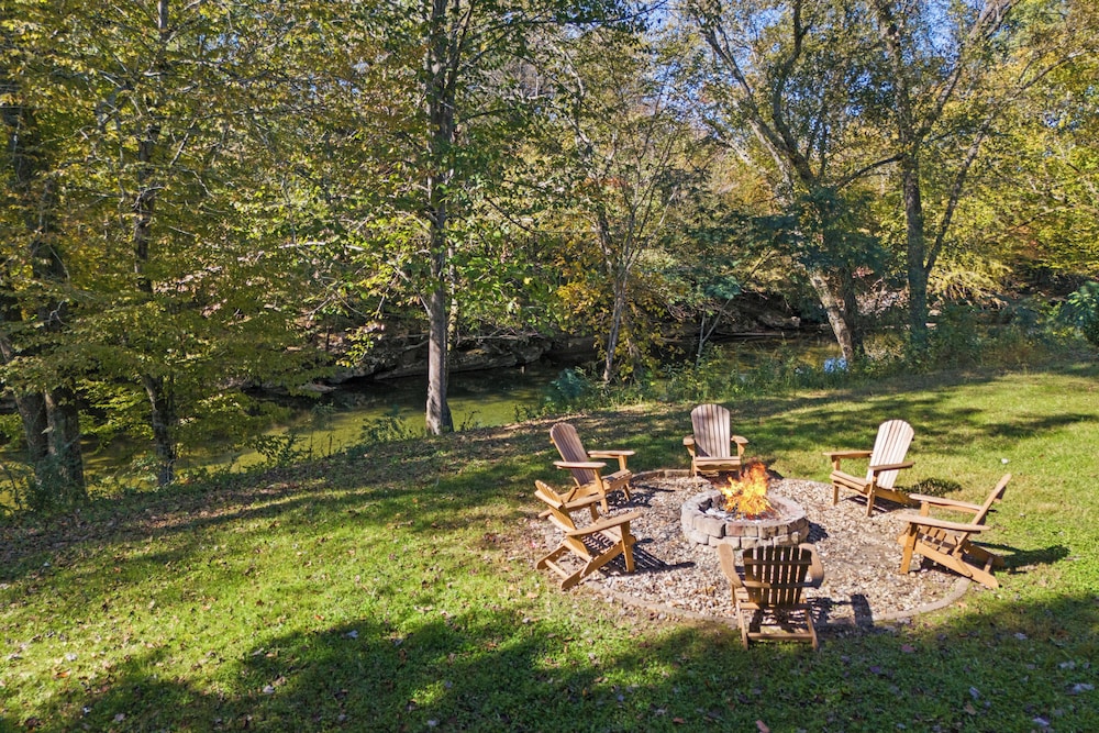 River View Dog Friendly Game Room w Hot Tub
