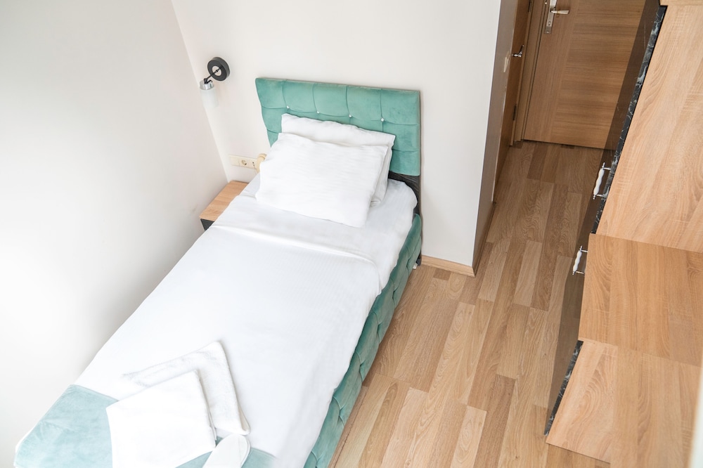 Loss Hotel - Image 36