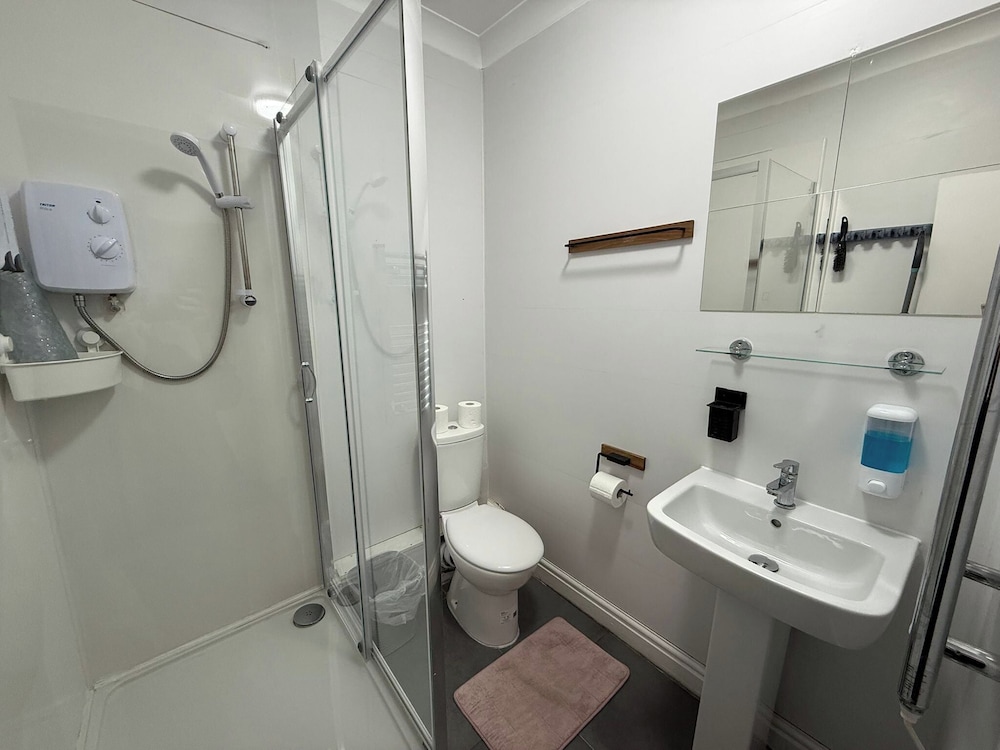 Blackpool - Apartment - Sleeps 6- Coastal Stay