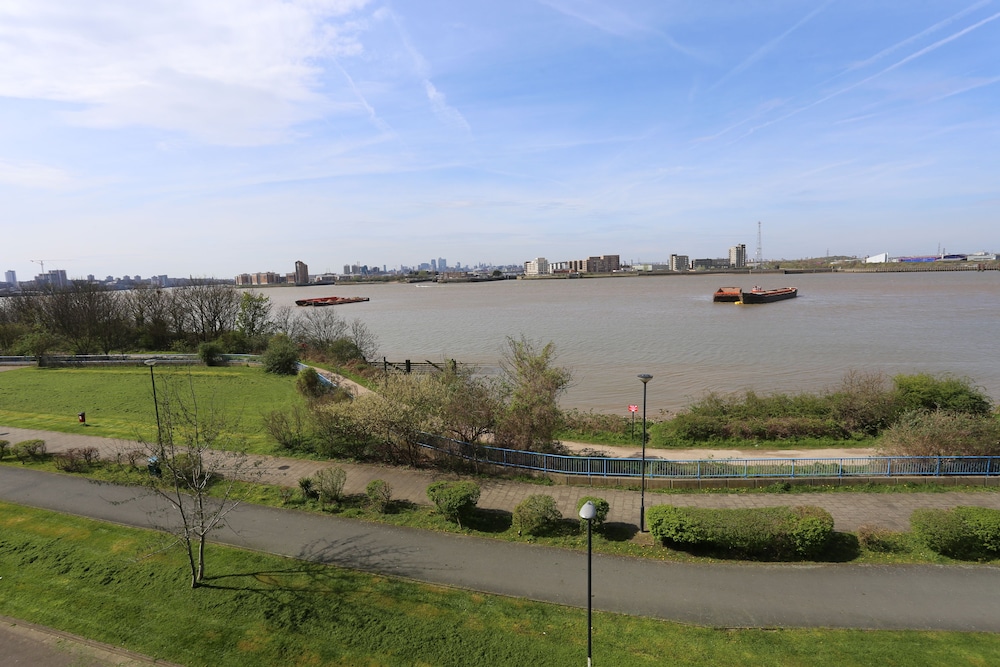 2 Beds Riverview HillHouse Apartment