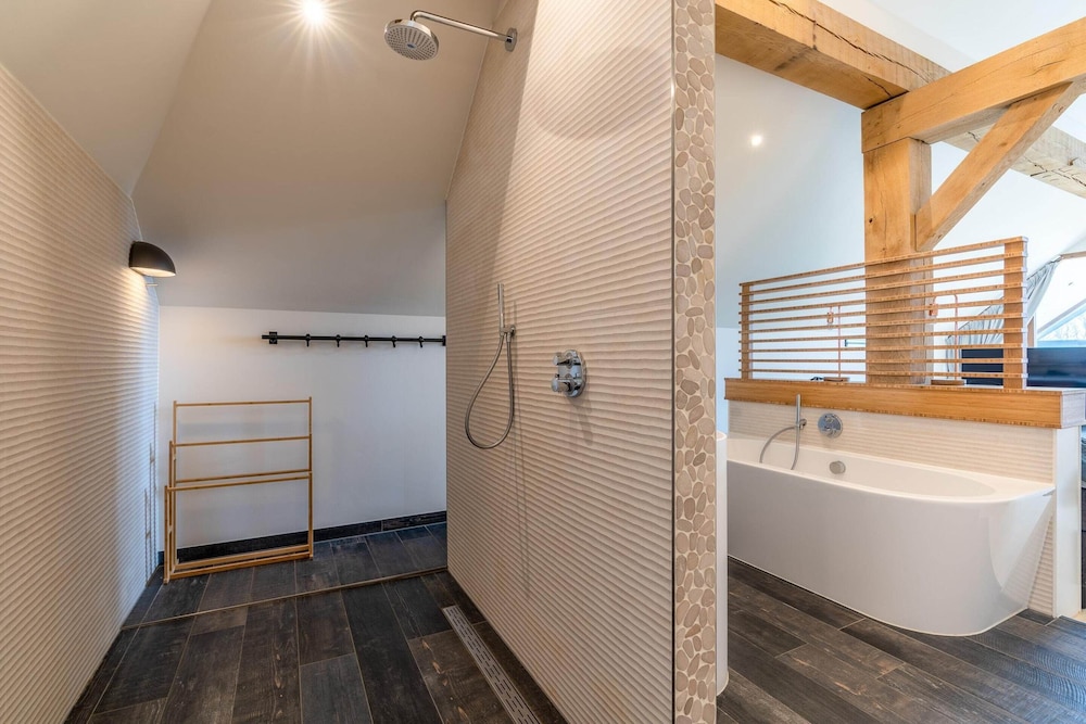 Stylish Overnight Stay With a hot tub and Atmospheric Fireplace