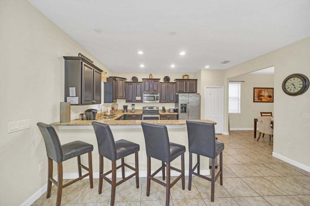 Incredible Pool Spa & Game Room Private Home! 6 Bedroom Villa