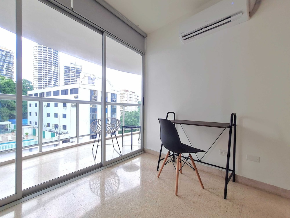 w Modern 2BR In La Cresta