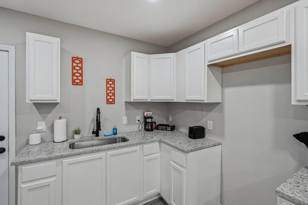 Spacious 3BR Retreat Near Downtown River Walk