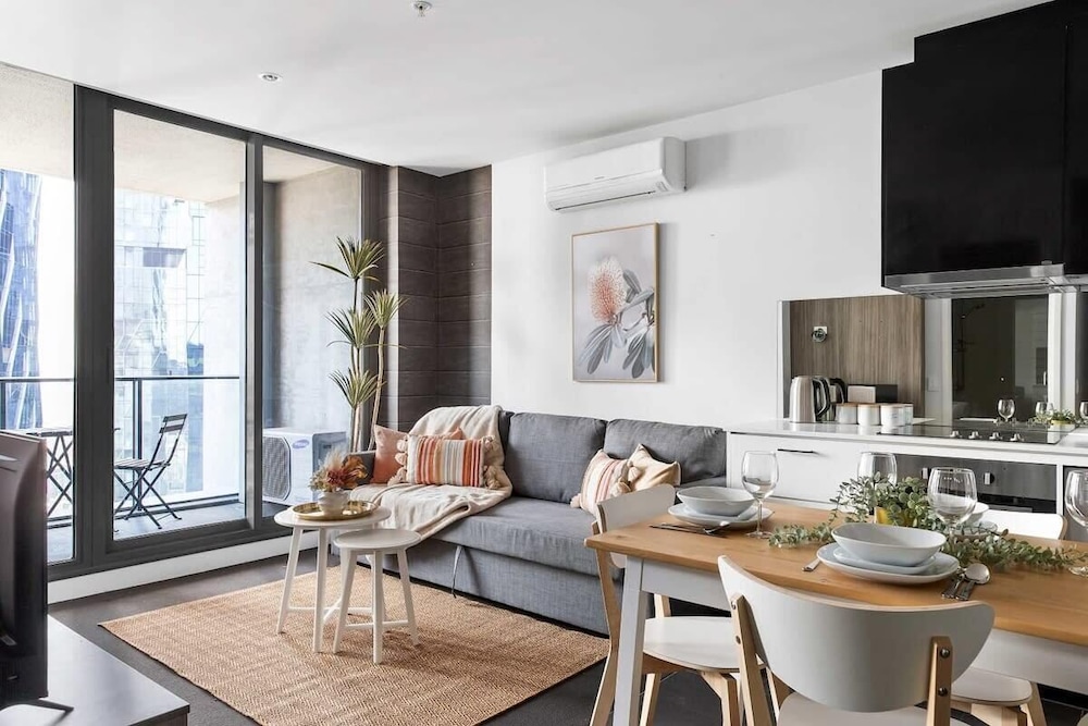 A Cozy 2BR Apt on Spencer St With Free Parking