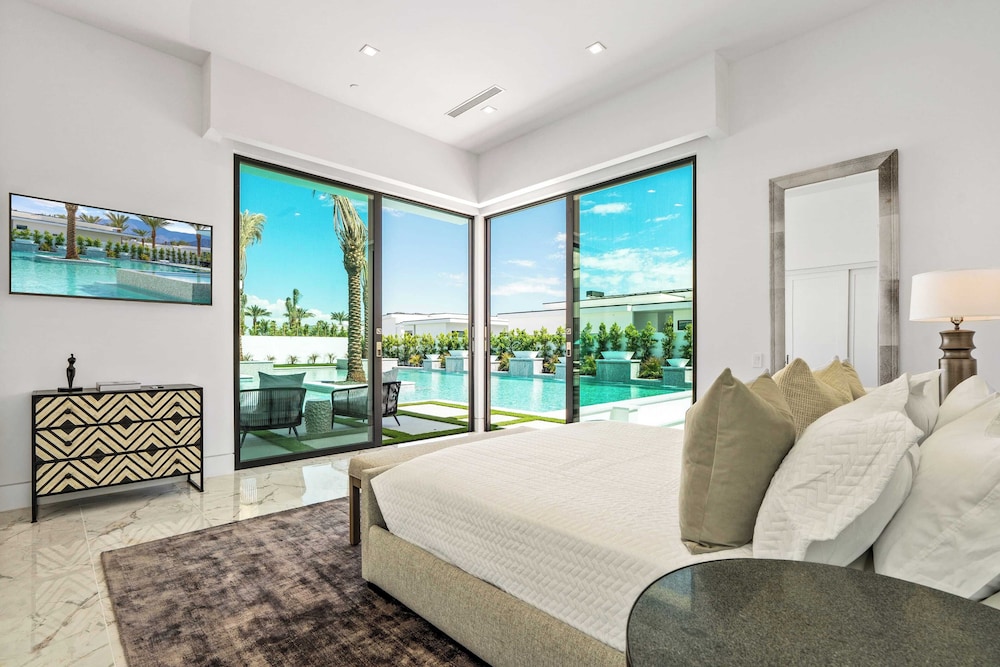 Sleeps 20 Spacious Retreat Pool & Hot Tub Retreat Bravo Villa #4 by Avantstay