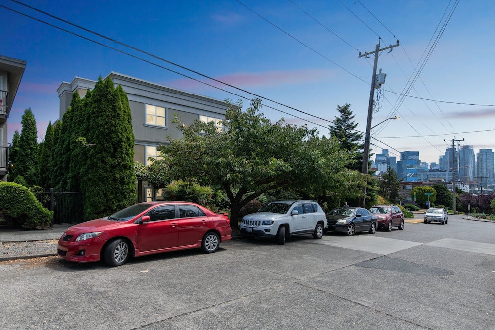 Walkable Seattle Gem Close To Everything 2 Bedroom Condo