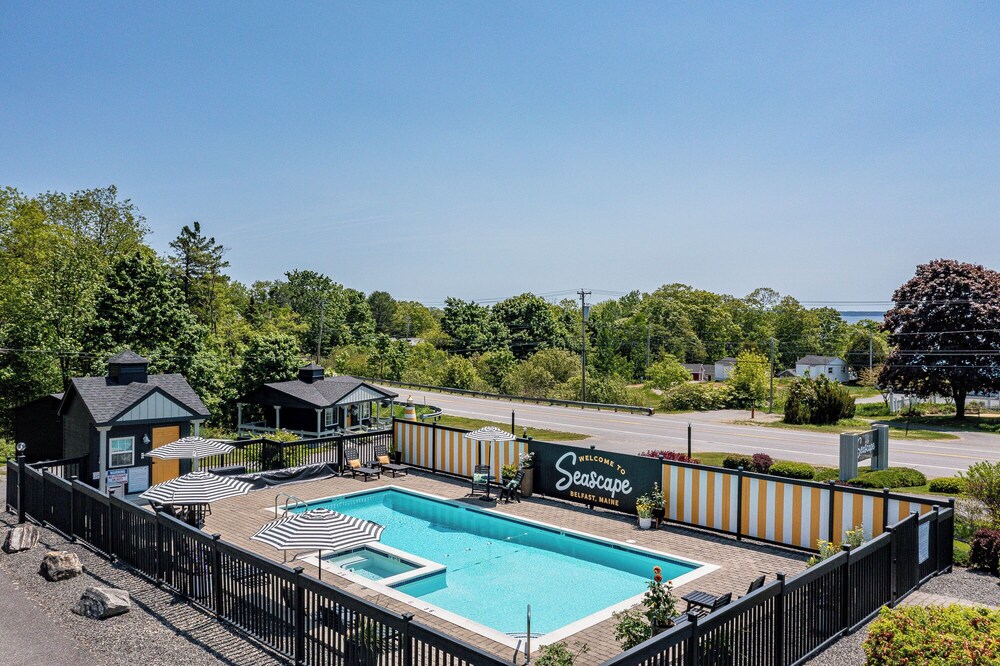 Seascape Motel & Cottages
