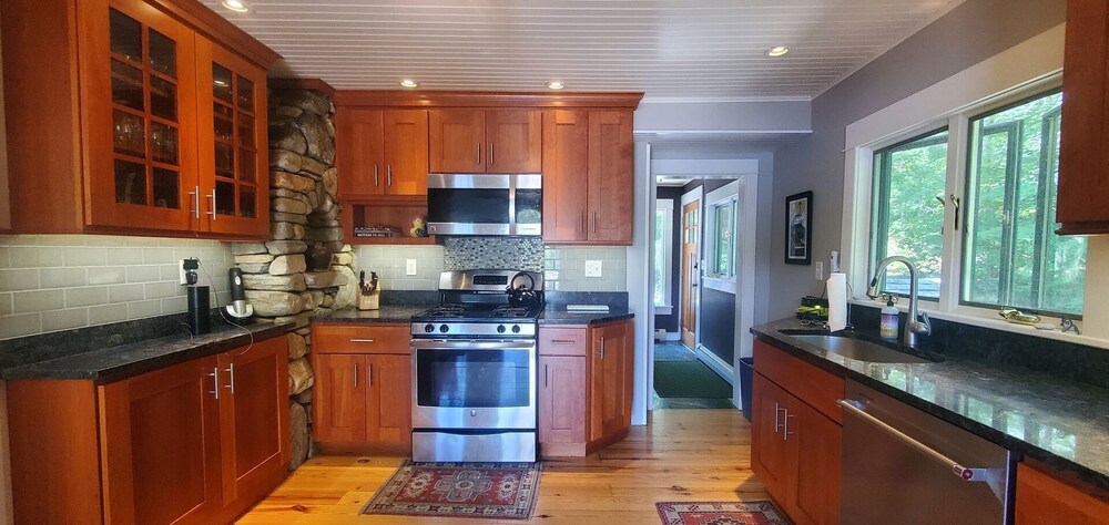 Pennrock Lakeside 4 Bedroom Home by RedAwning view 4