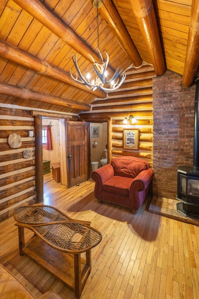 Storm Mountain Lodge Cabins & Dining