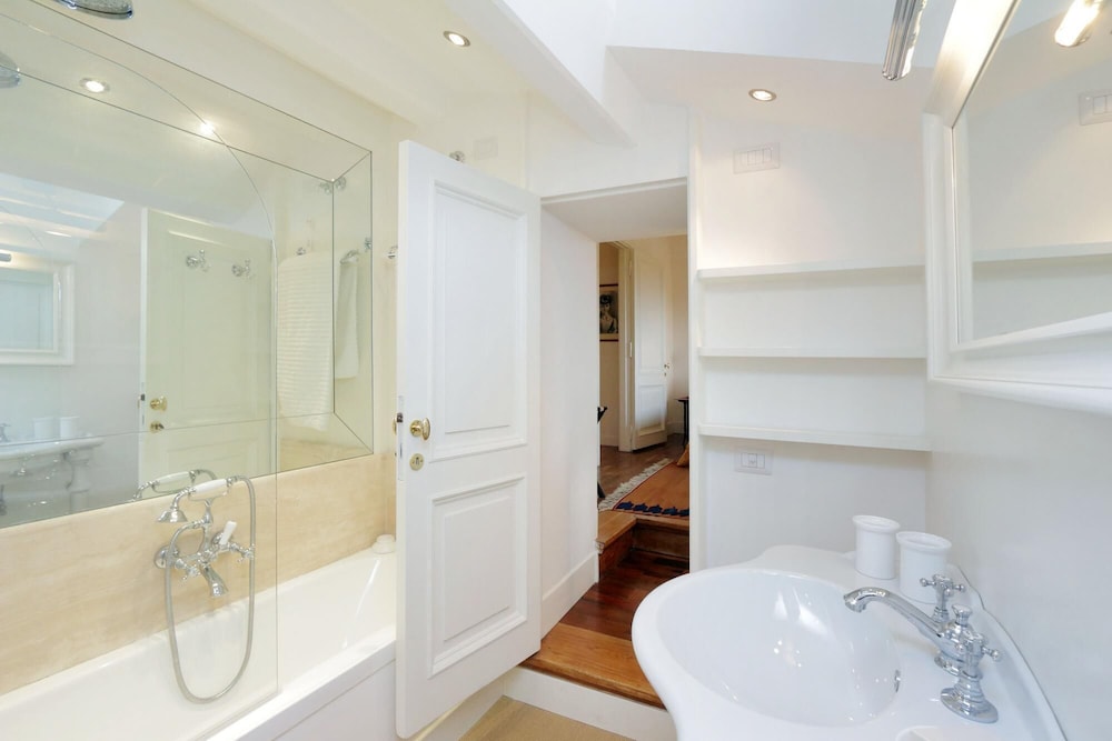 La Camelia an Elegant and Extravagant 2 Bedroom Apartment