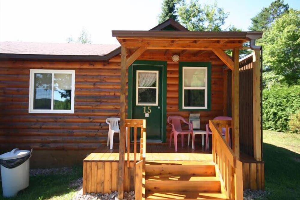 Spectacle Lake Lodge