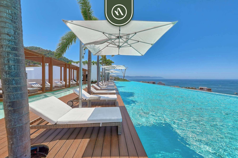 Luxury 1BR Condo With Private Terrace - Ocean View