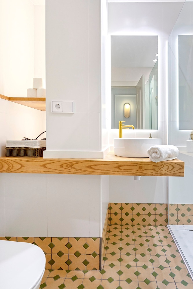 Elegant Stay in Historic Granada Bib Rambla IV
