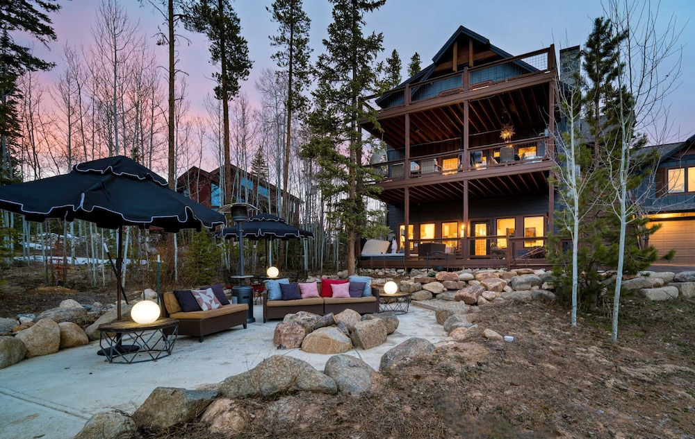 Winterhaven Estate by Avantstay Sleeps 19 Guests Mountain Compound w/ Views, Firepit, Hot Tub