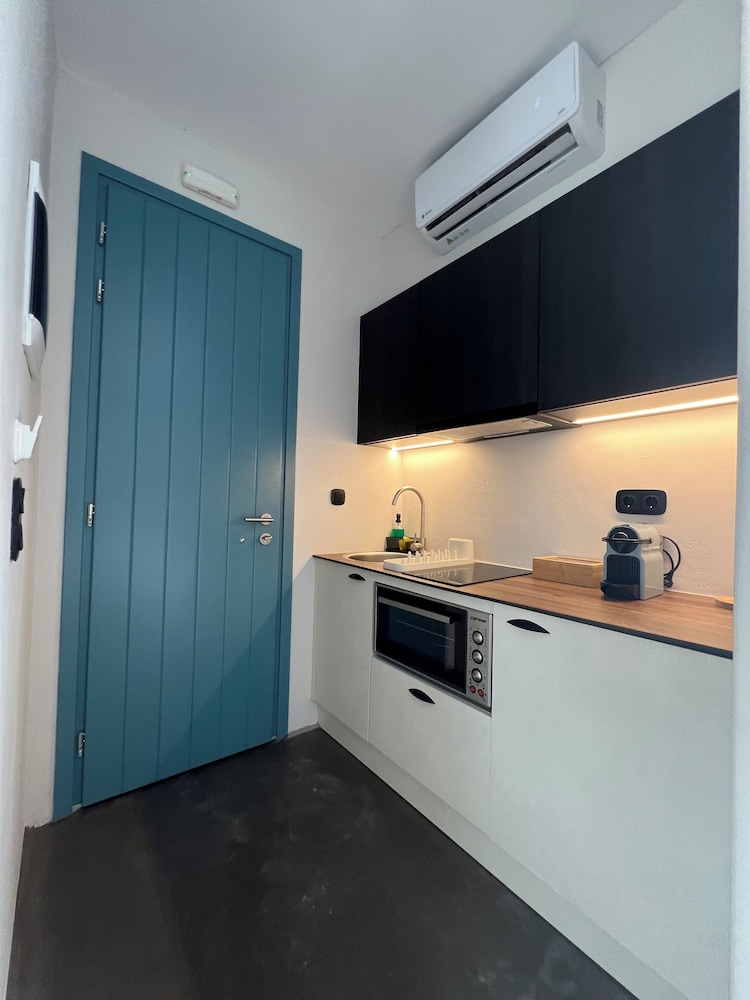 Thronos Suites