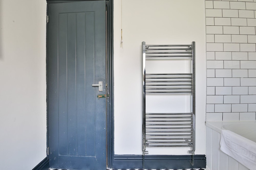 Bright 3-bed Swansea House + Parking